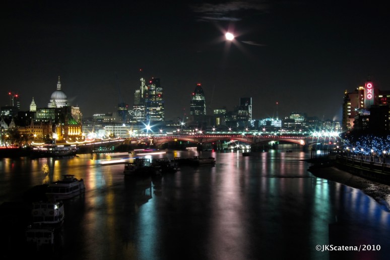 London: Night shot, Thames