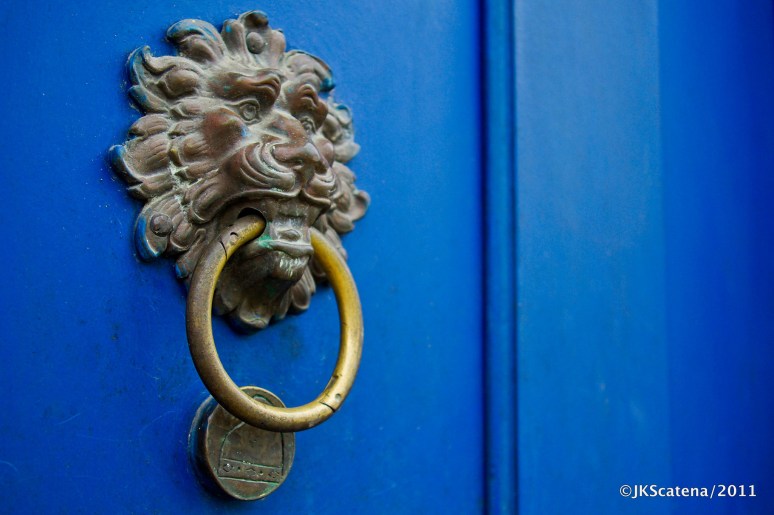 Paraty: Porta com leão